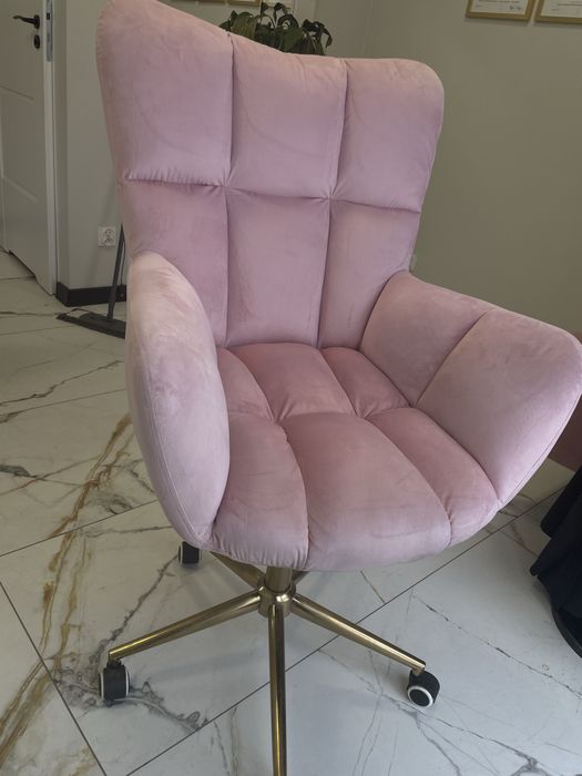 Piekny rozowy fotel hrove from votana