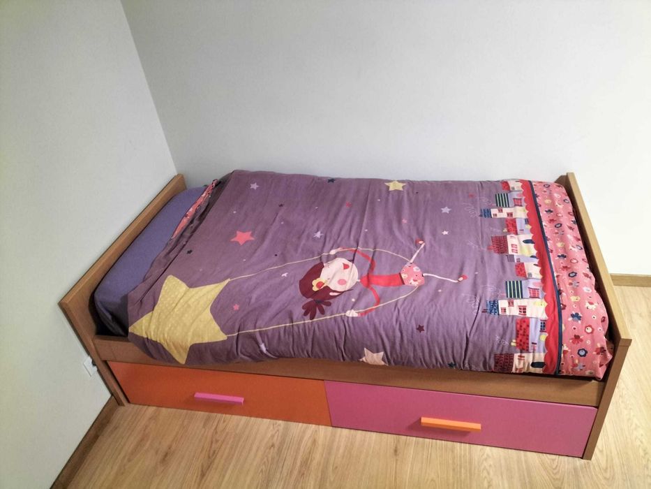 Estrutura de cama e colchão 180x90cm