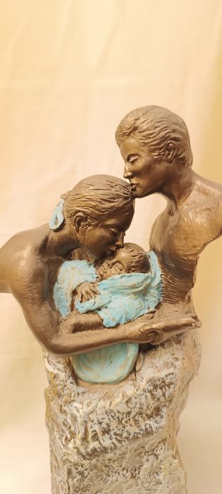 Estatueta pais com bebé