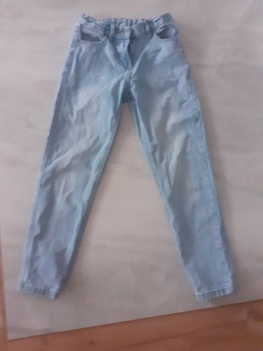 Spodnie jeans 146 delikatnie przecierane
