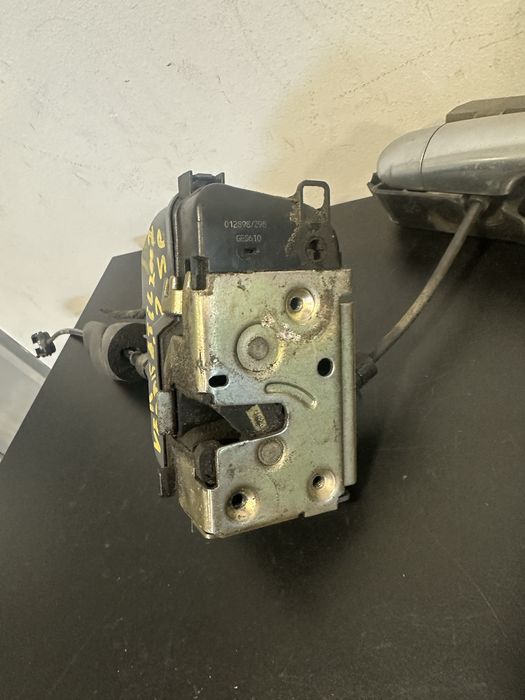 fechadura /facheira da porta Renault versátil dt traz ano 02
