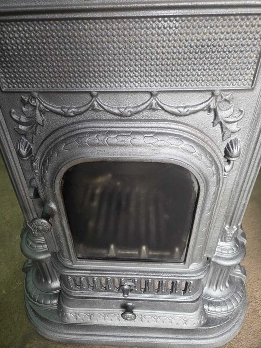 Salamandra em ferro fundido em bom estado