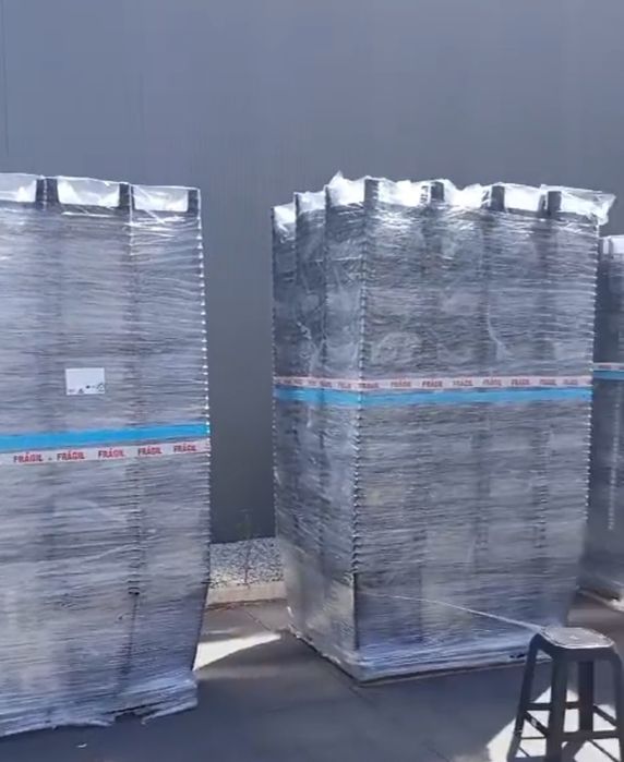 Banco de plástico branco e preto