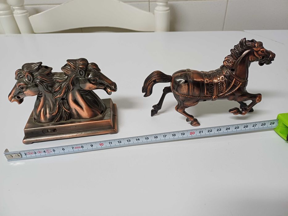 Isqueiros em forma de cavalo em metal 2 unidades
