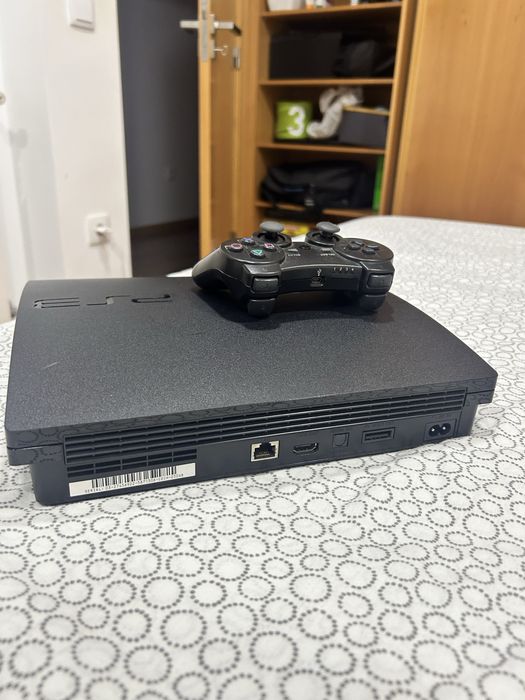 Ps3 slim em otimas condicões com 1 comando e 3 jogos como o fifa 11 o cars 3 e o gta 5