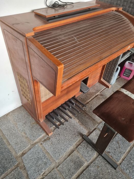 Piano antigo em bom estado