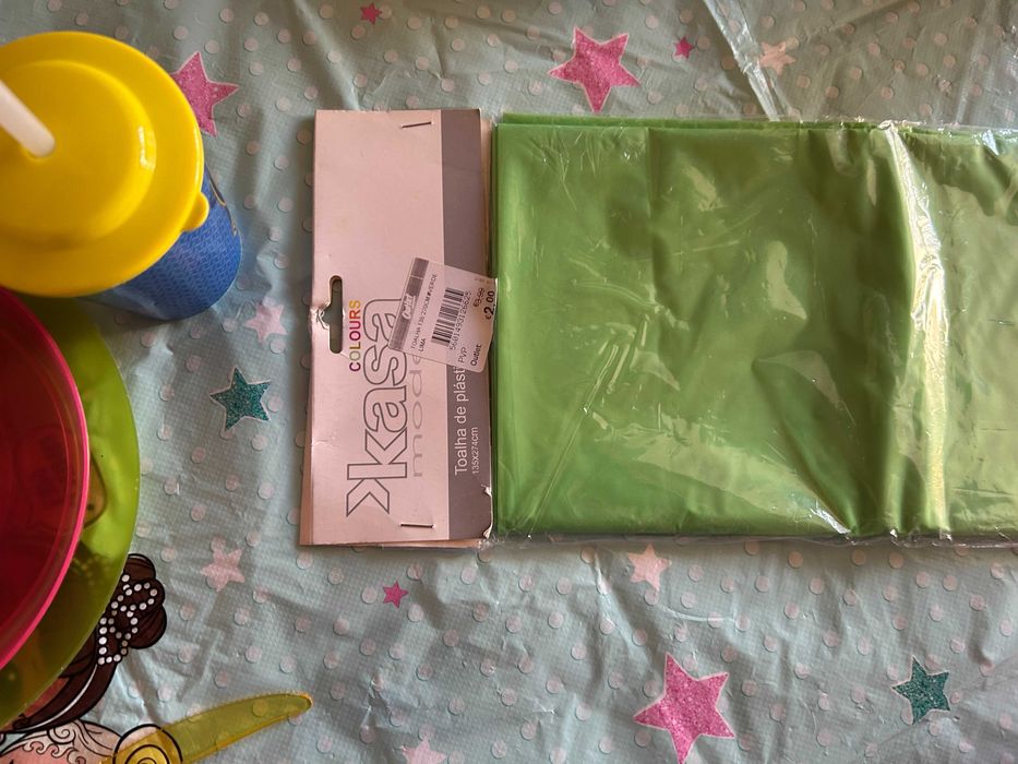 conjunto de pratos, talheres, copos e toalhas de mesa, de plastico (criança)