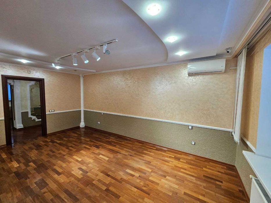 Оренда комерційного приміщення, центр, вул. Шептицького