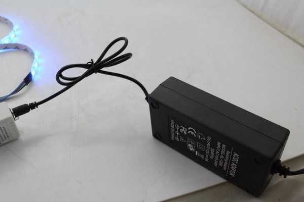 TAŚMA LED RGB 5m WODOODPORNA Ledy 5050 Listwa230v12vKolorowa NA PILOTA