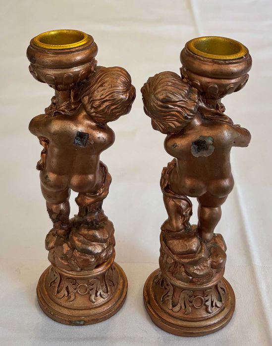 Par de castiçais para velas "putti" barrocos.
