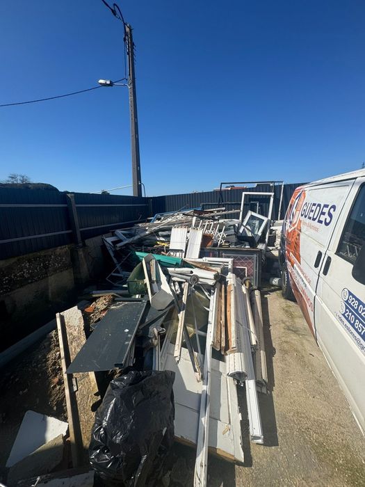 Recolha de entulho/abrir buraco para piscina com recurso a bobcat e camião