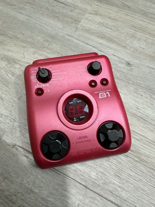 Zoom B1 efeitos baixo com percussão.