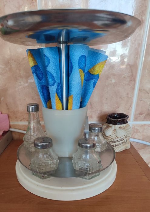 Блюдо для холодца и соусницы и набор для специй.