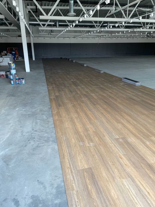 Instalacja podłóg wykładzinowych, żywicznych, mikrocement, samopoziomy