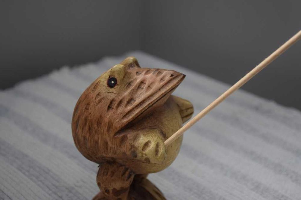 Sapo Pescador em madeira maciça