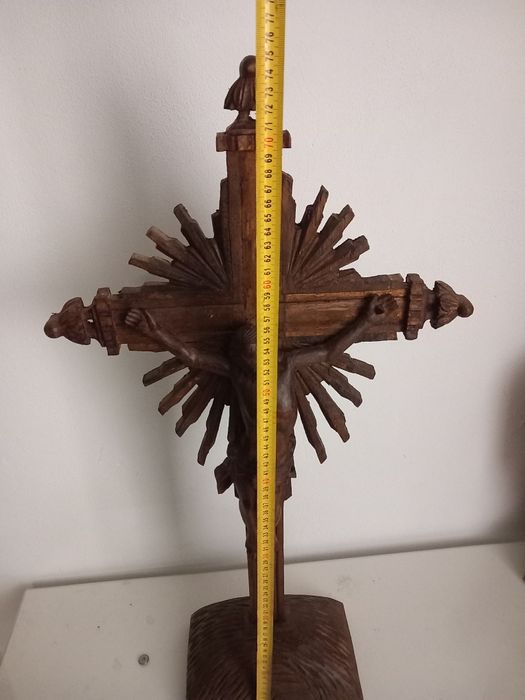 Cruz em madeira nova