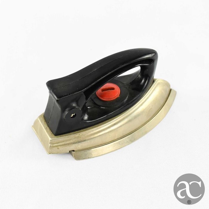 Conjunto de 3 pequenos ferros de engomar de viagem anos 40 / 50