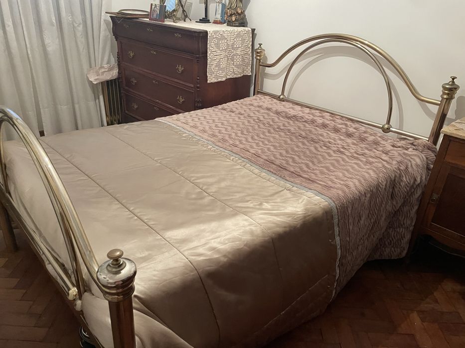 Cama metálica com colchão