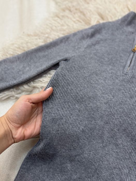 сірий гольф в рубчик