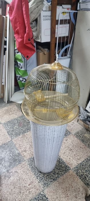 Gaiola redonda de latão com pé