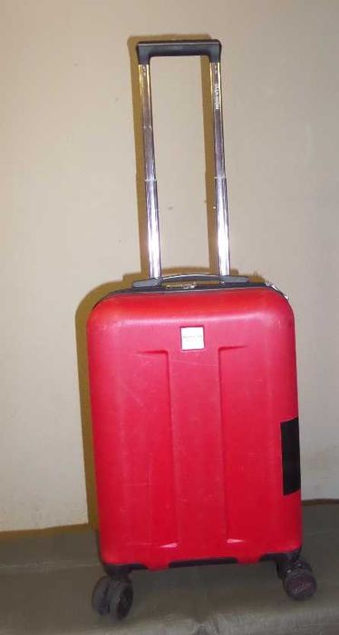 Чемодан красный пластиковый ELLA ICON, 4 колеса, размер 48Х36Х22 см.