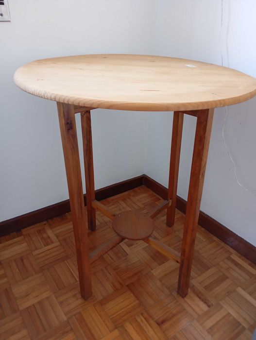 Mesa redonda de madeira.