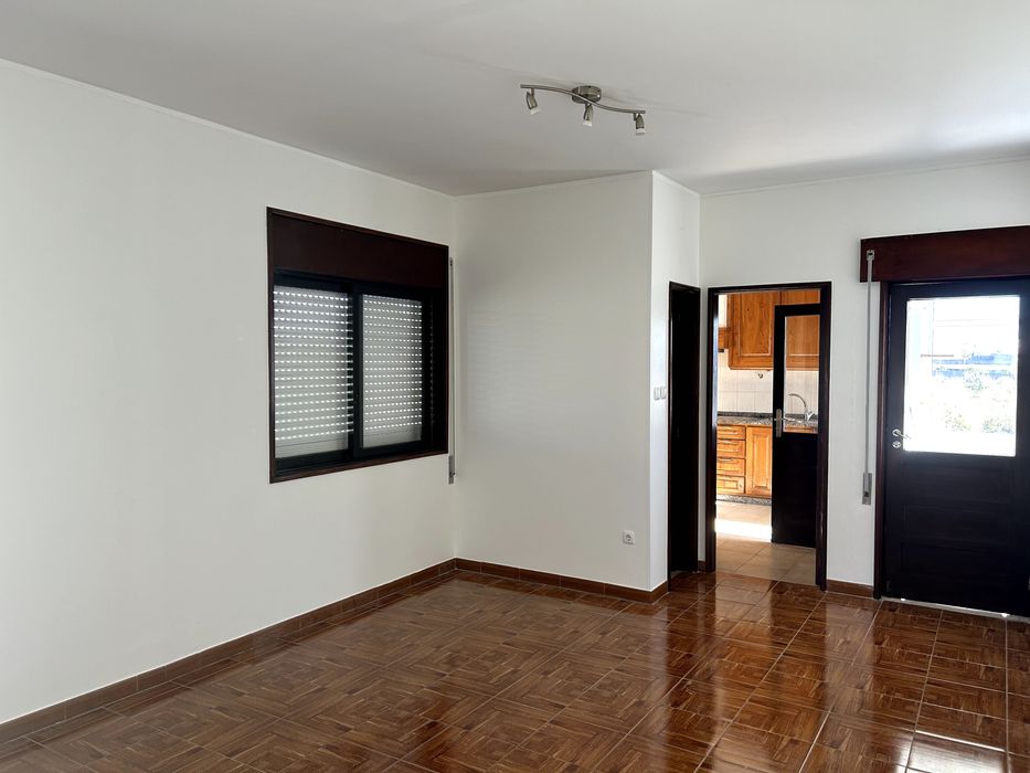 Arrenda-se andar-moradia 1º andar T3