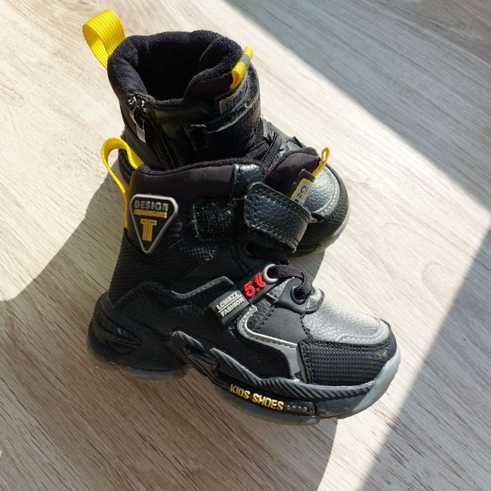 Сапоги весняні шкіряні в новому стані на хлопчика 22 13.5