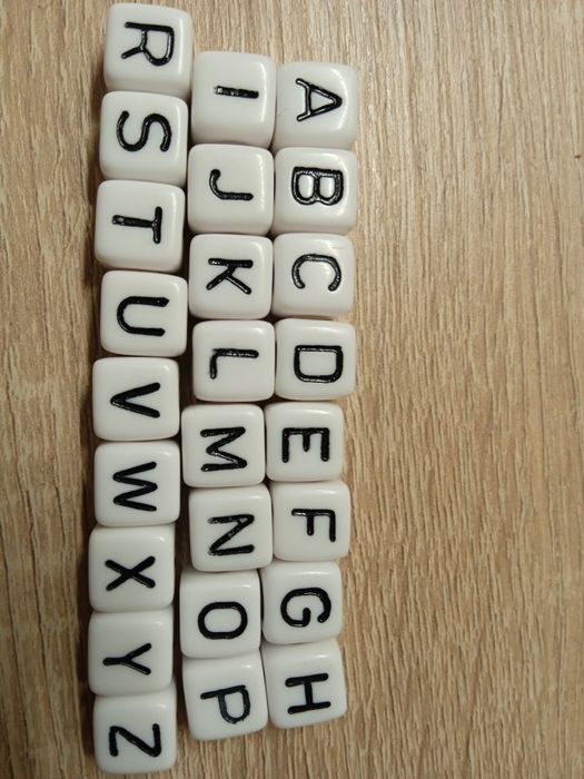 Koraliki literki akrylowe 10x10 dostępne 458 sztuk