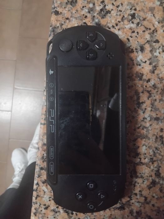 PSP E-1004 com capa e cartão de memória