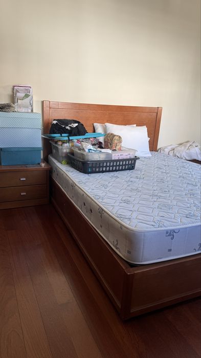 Quarto Completo | Cama com Arrumação + Colchão + 2 Cómodas + 2 Mesas de Cabeceira