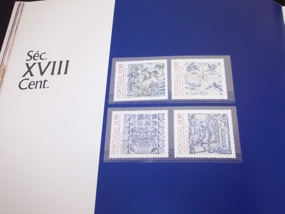 Livro Azulejo 5 séculos em Portugal com selos CTT filatelia