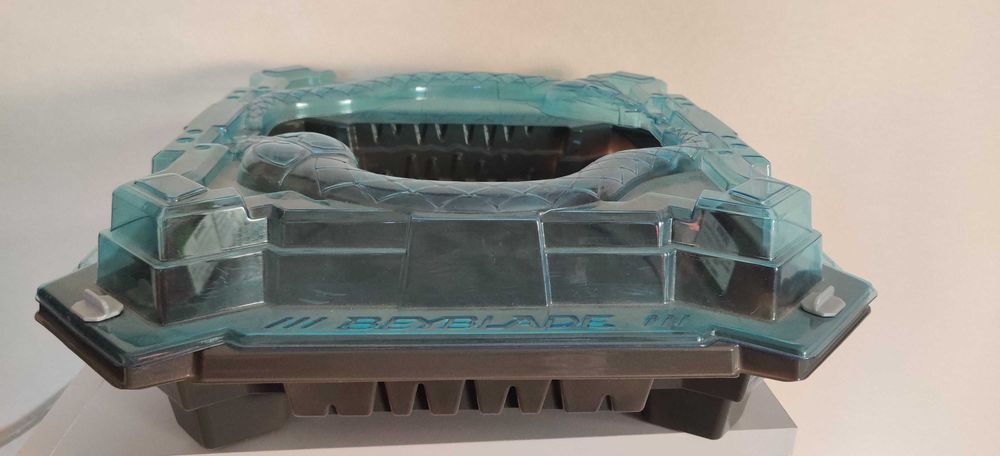 Арена Бейблейд з іграшками