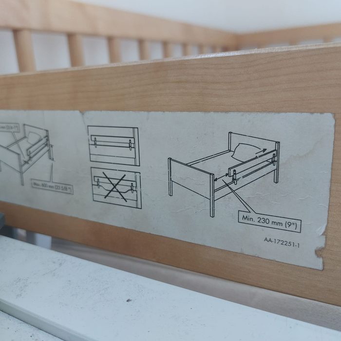 Cama de criança com colchão e resguardo