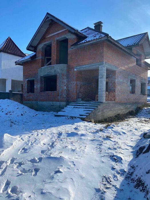 Продаж двоповерхового будинку