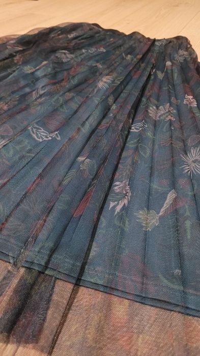 Tiulowa plisowana spódnica w kwiatowy nadruk