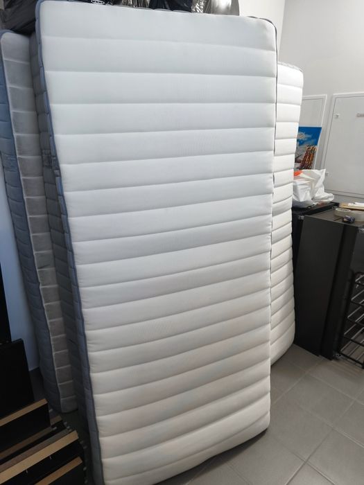 IKEA Cama MALM Preta+ Colchão VALEVÅG (90x200) + Gaveta de arrumação Inferior.