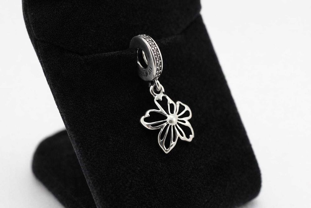 Srebrny charms kwiatuszek różowe cyrkonie Póba925 Waga 1,69 g