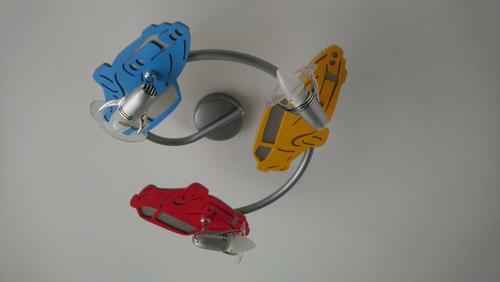 Lampa sufitowa z samochodami do pokoju chłopca z żarówkami.