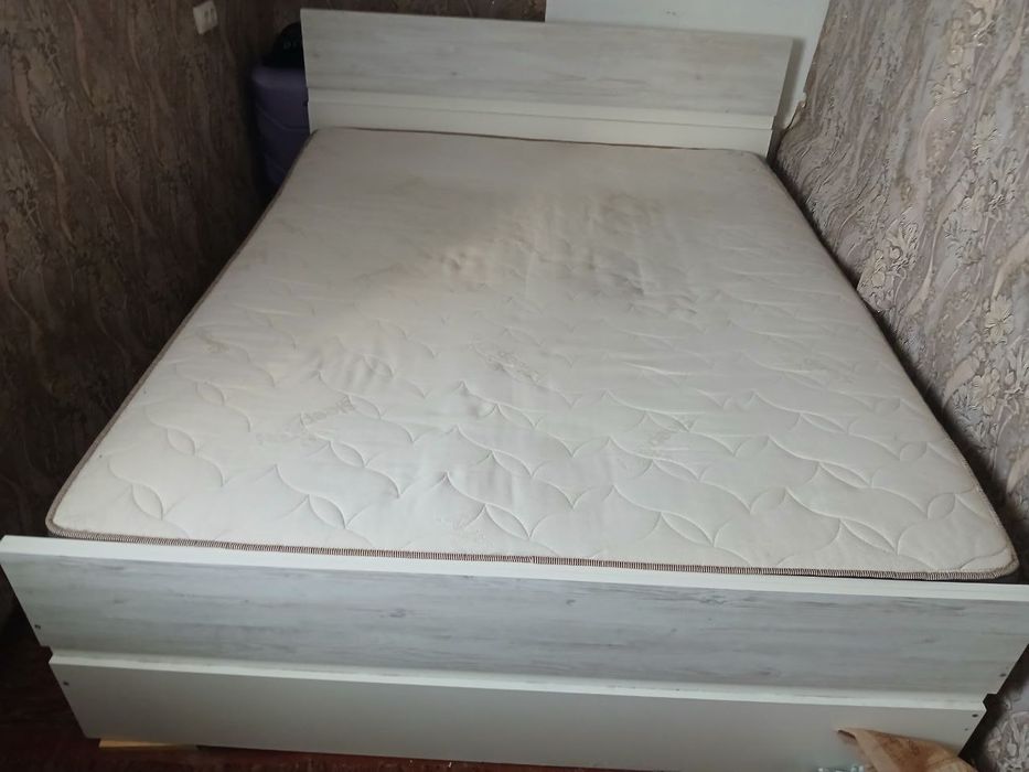 двух спальна кровать с ортопедичним матрацом...майже нова недорого  .