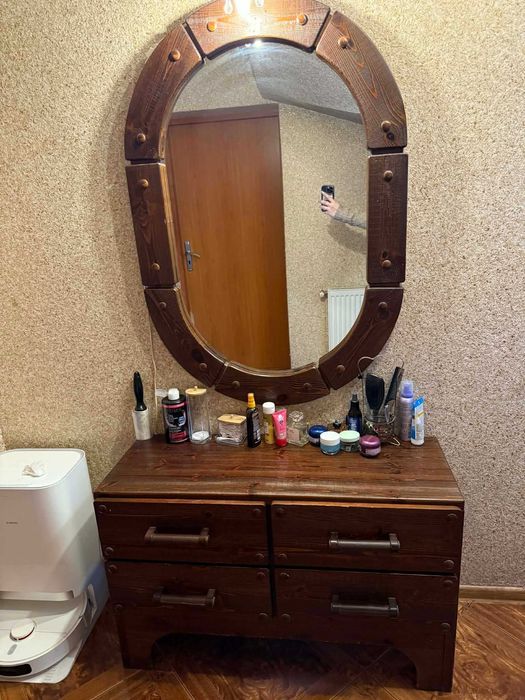 Sosnowa Komoda z czterema szufladami i lustrem