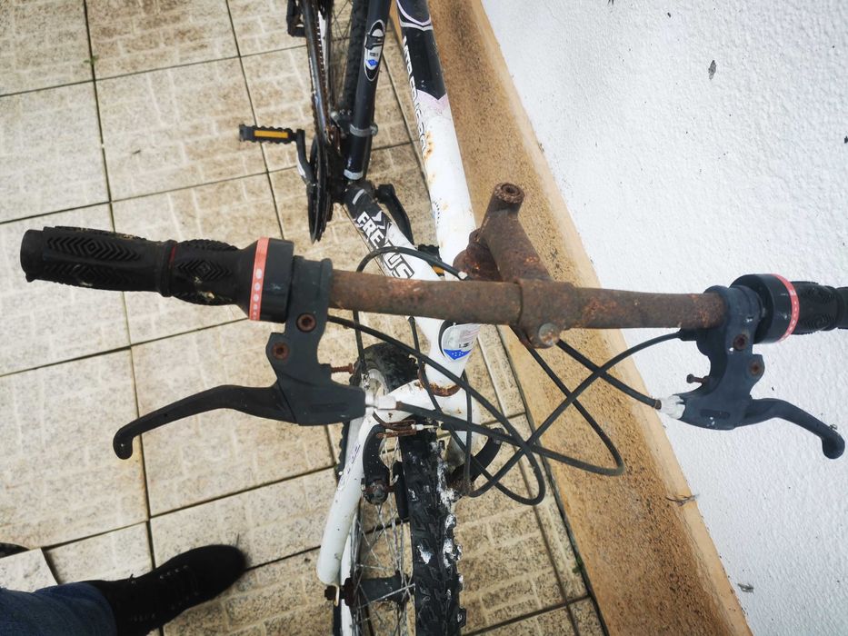 Bicicleta com bastante uso