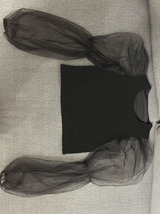 черный топ с прозрачными рукавами