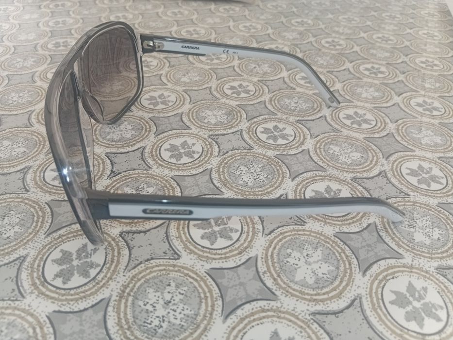 Vendo óculos Carrera Brancos Novos