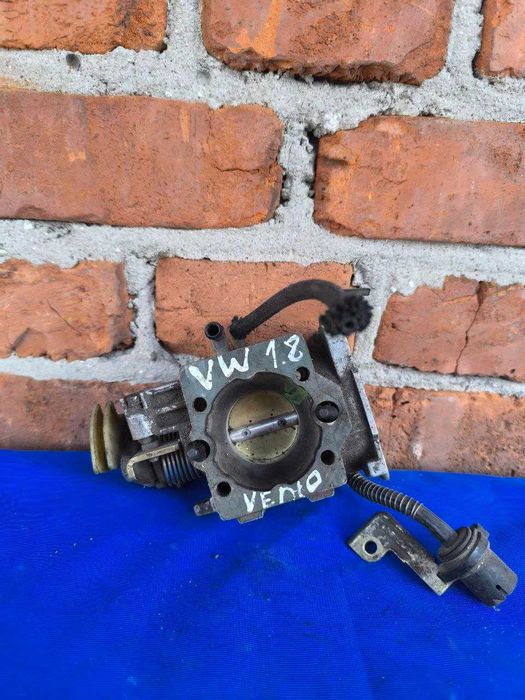Дросельна заслінка VW Vento Golf III 1.8 бензин 051133015S