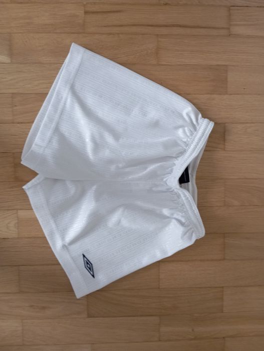 Krótkie spodenki chłopięce Umbro rozmiar 146