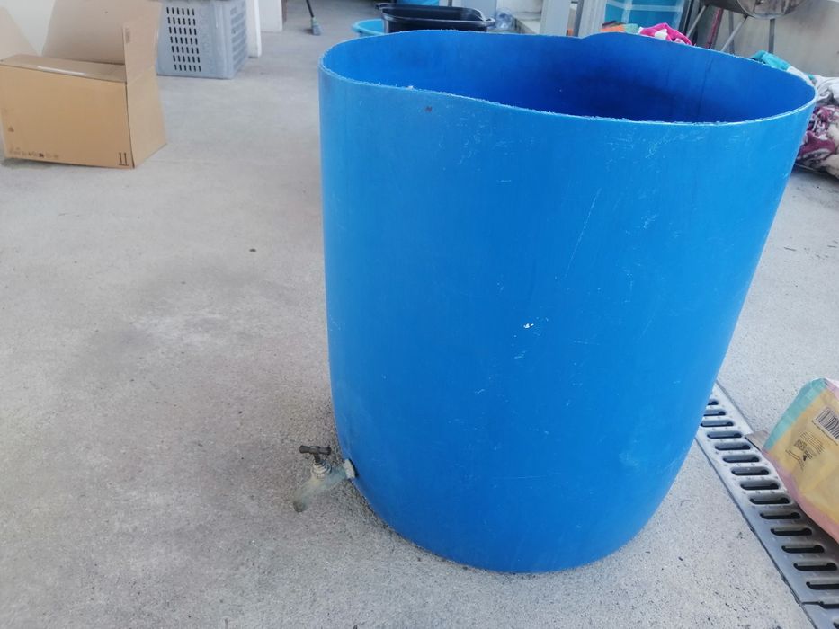 Bidon com torneira para por motor de pesca  a trabalhar