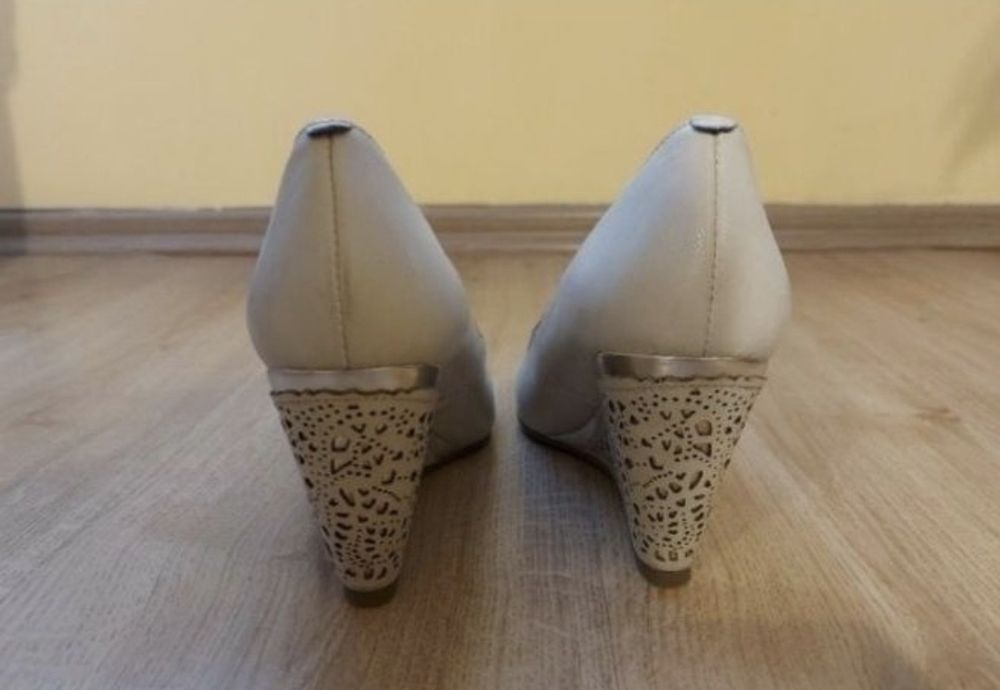 Туфлі на танкетці