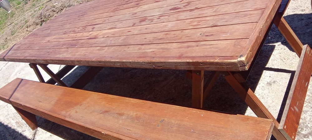 Mesa em pinho com tom acastanhado