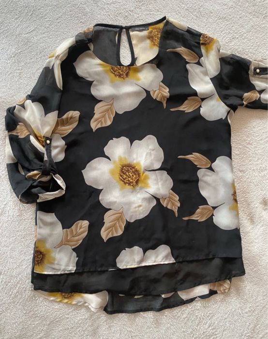 blusa preta com flores